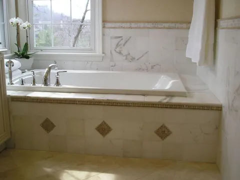 Tub surround with diamond accents