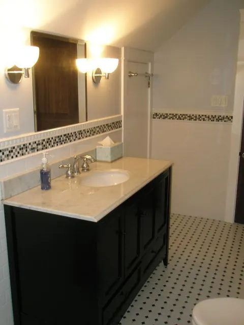 Subway tile bath with mosaic border